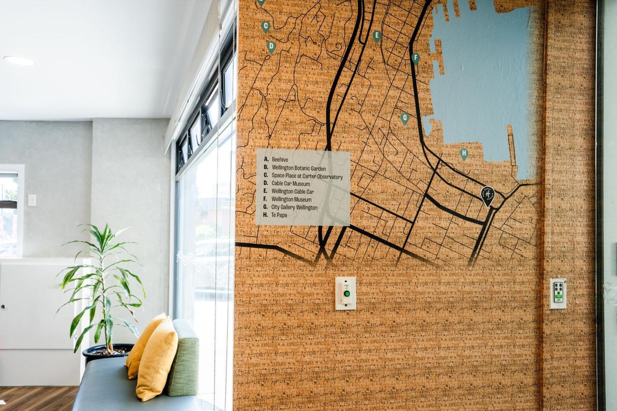 Hostel Haka House Wellington Exteriér fotografie Cork wall