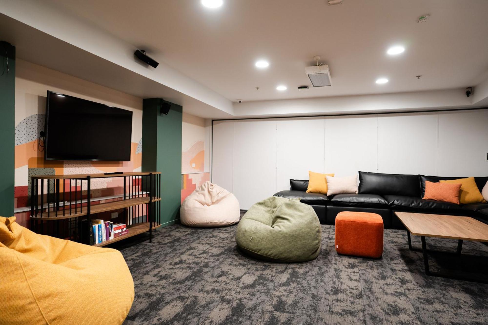 Hostel Haka House Wellington Exteriér fotografie The common room at the University of New South Wales