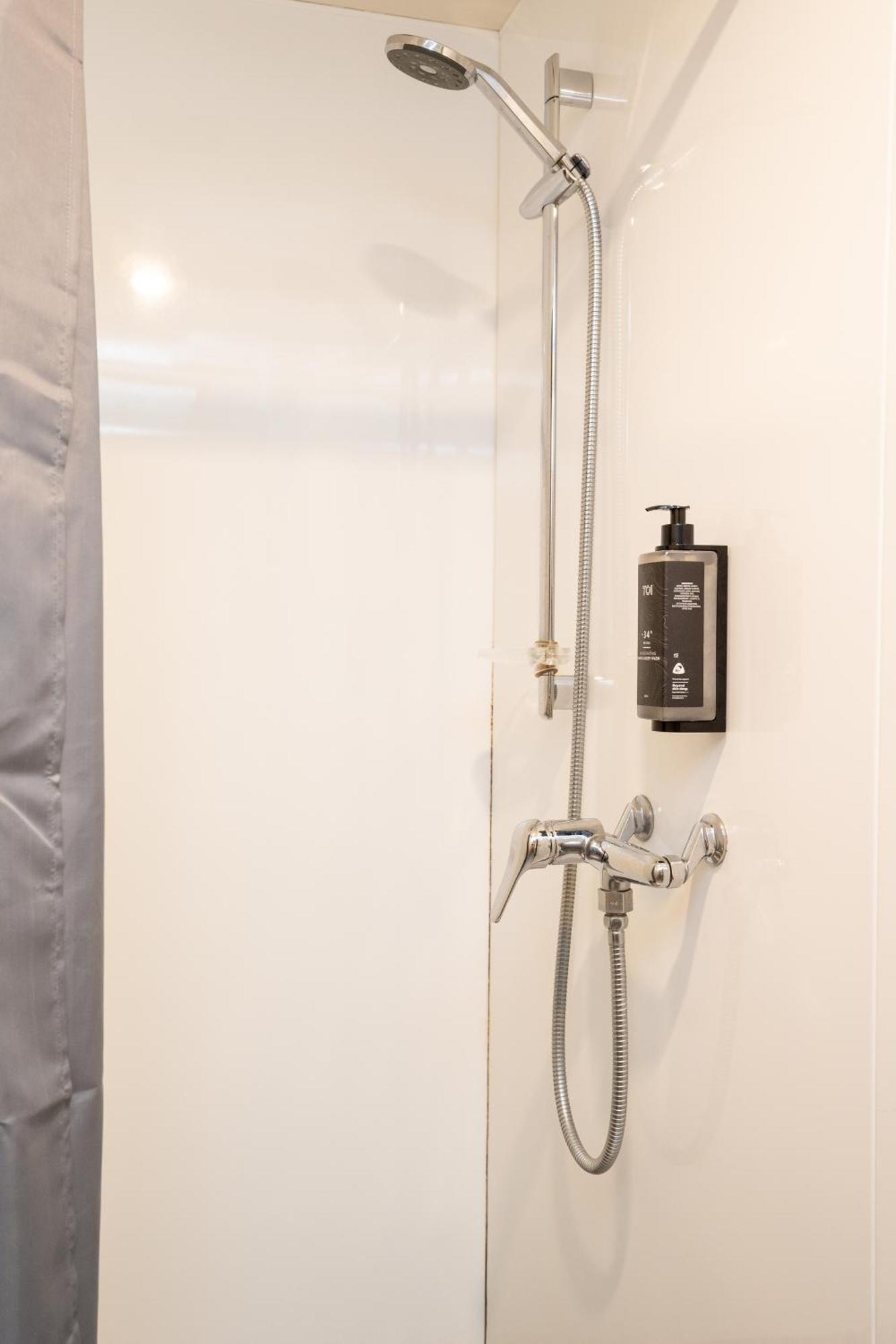 Hostel Haka House Wellington Exteriér fotografie Shower gel dispenser
