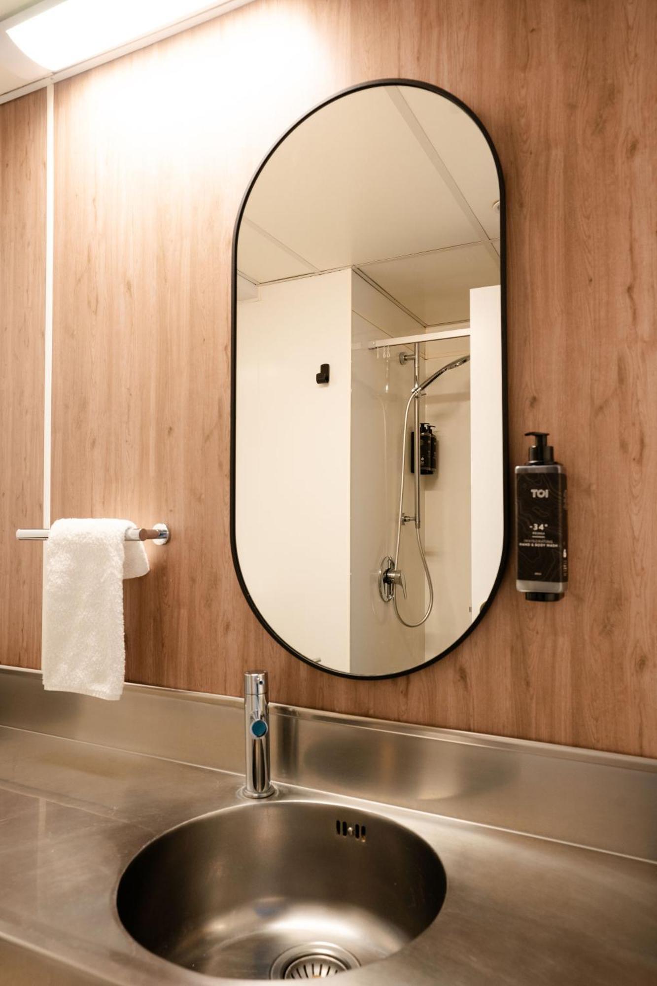 Hostel Haka House Wellington Exteriér fotografie A shower in a hotel room